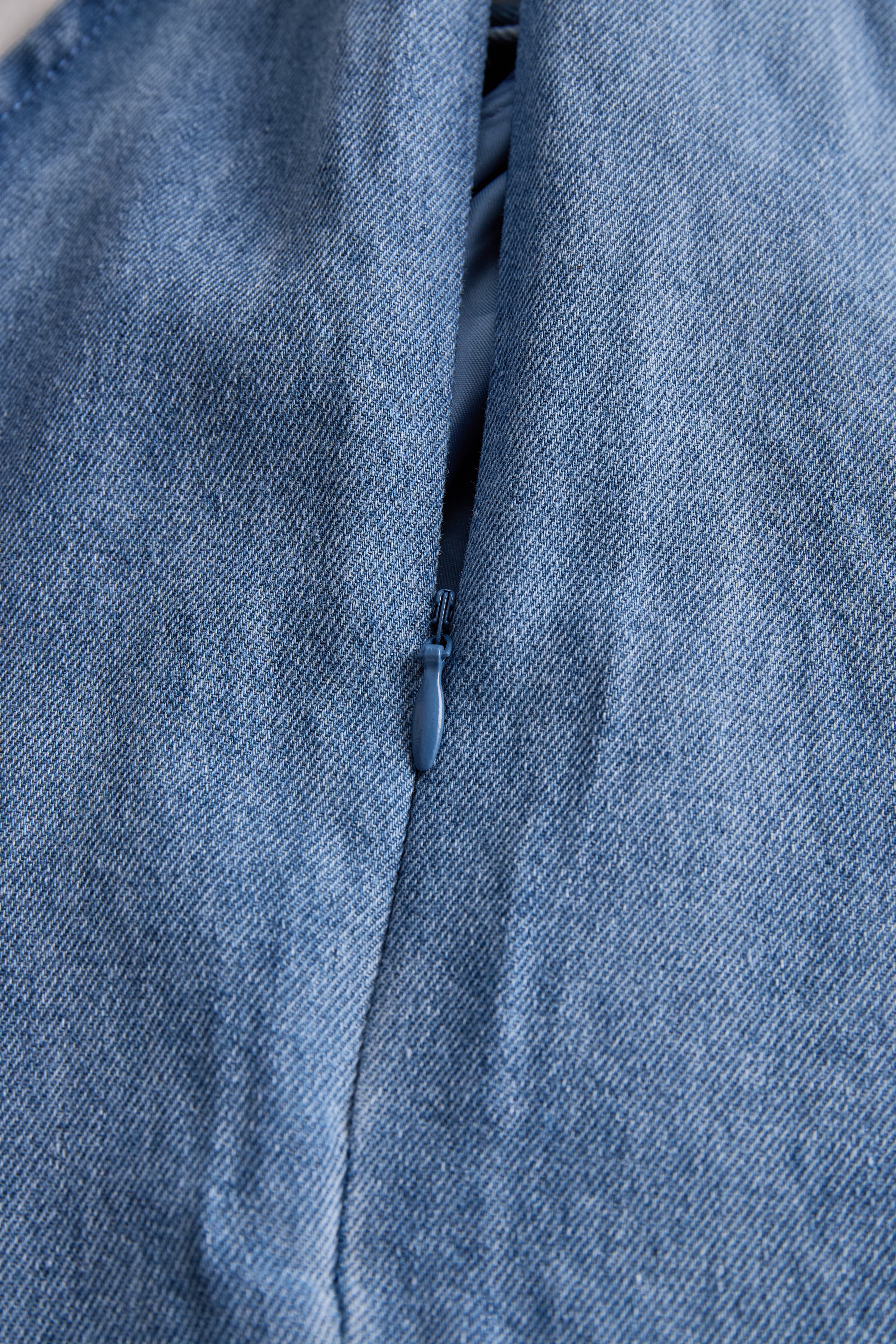 Stylish Sleeveless Halter Blouse with Neck Tie Detail