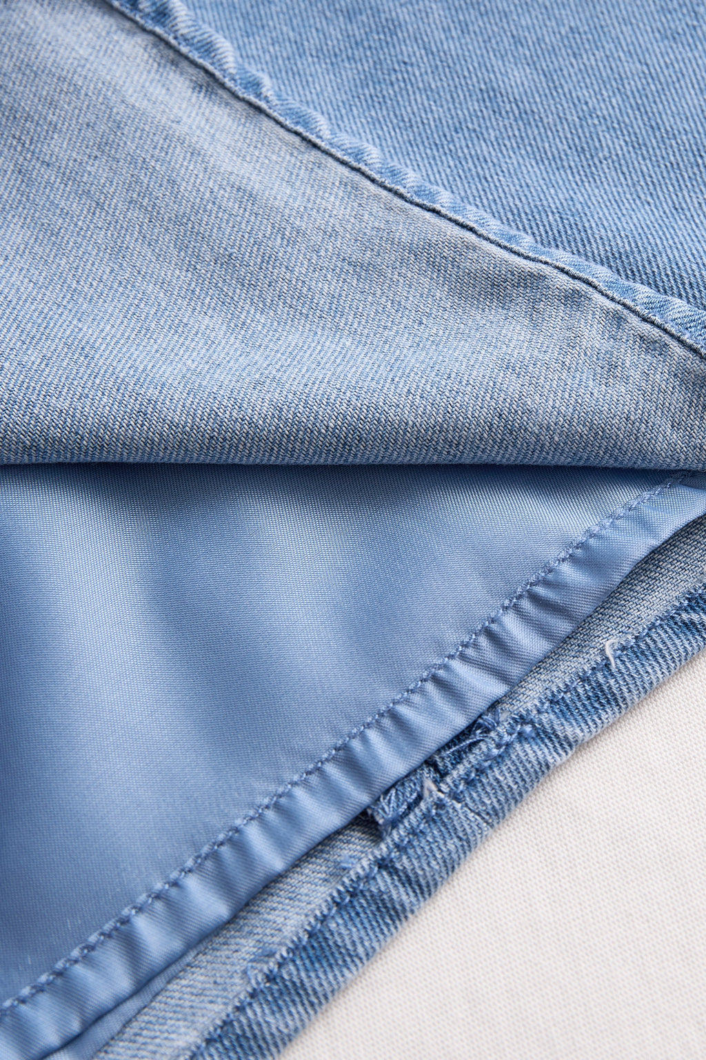 Stylish Sleeveless Halter Blouse with Neck Tie Detail