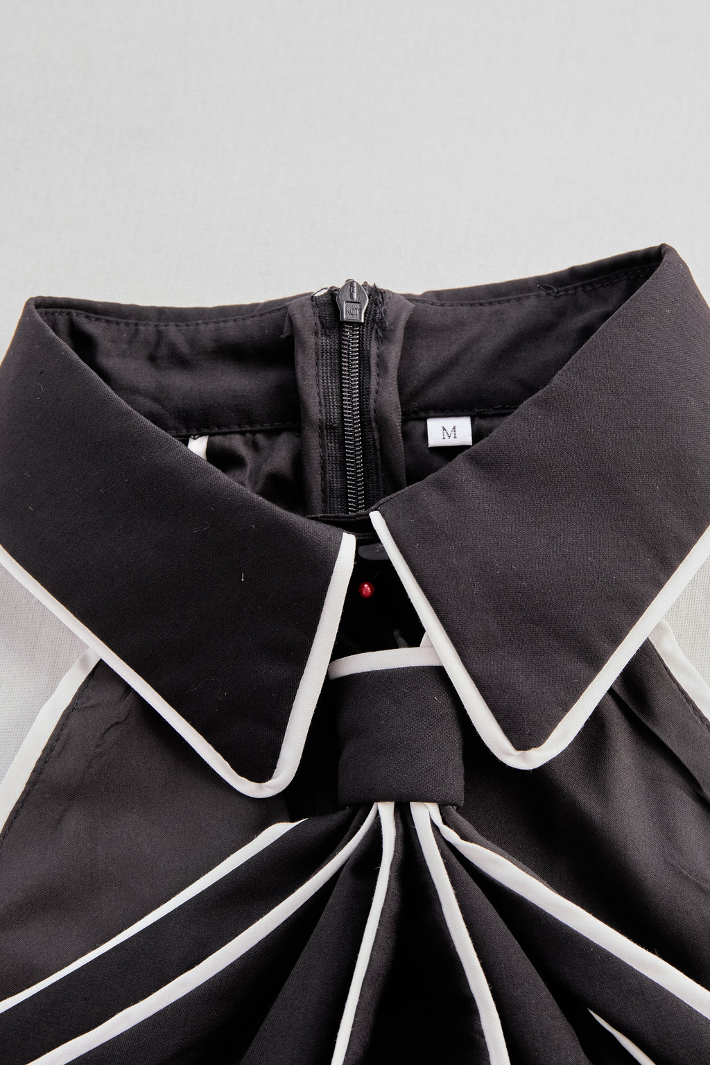 Stylish Sleeveless Halter Neck Blouse With Bold Contrast Trim