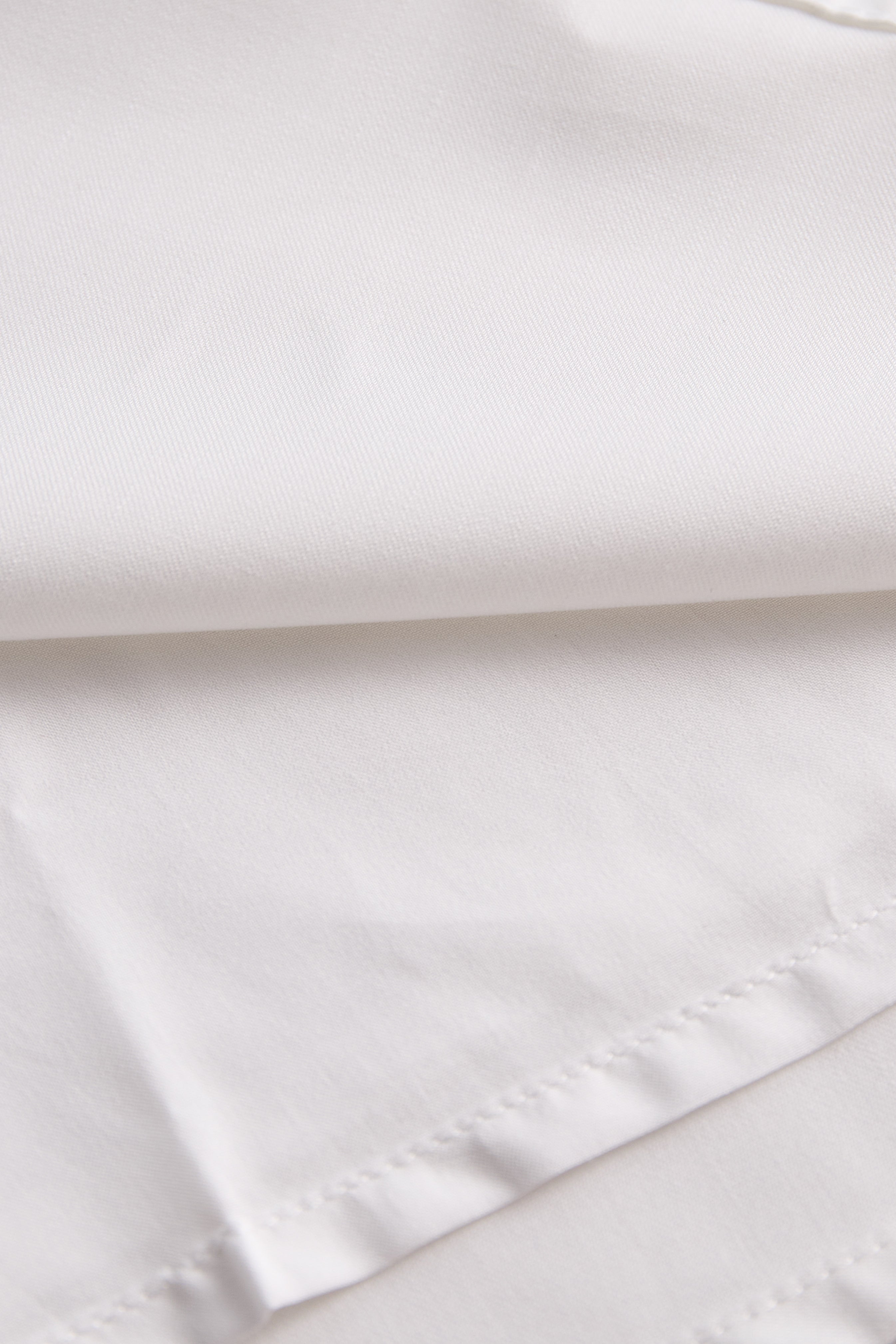 Stylish Sleeveless Halter Neck Blouse With Bold Contrast Trim